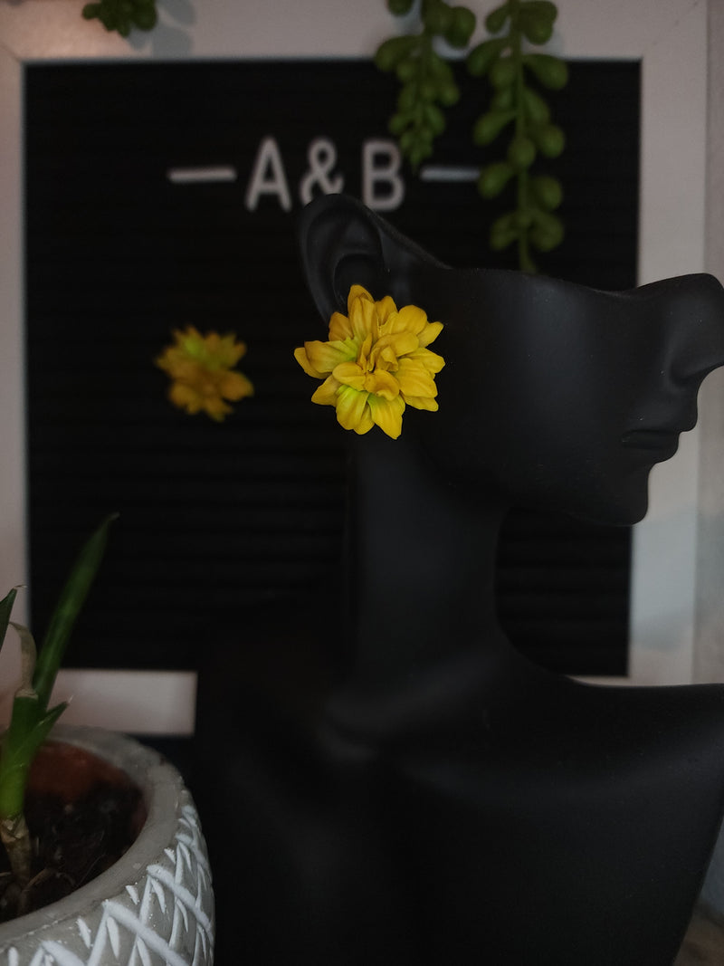 Green yellow flower stud